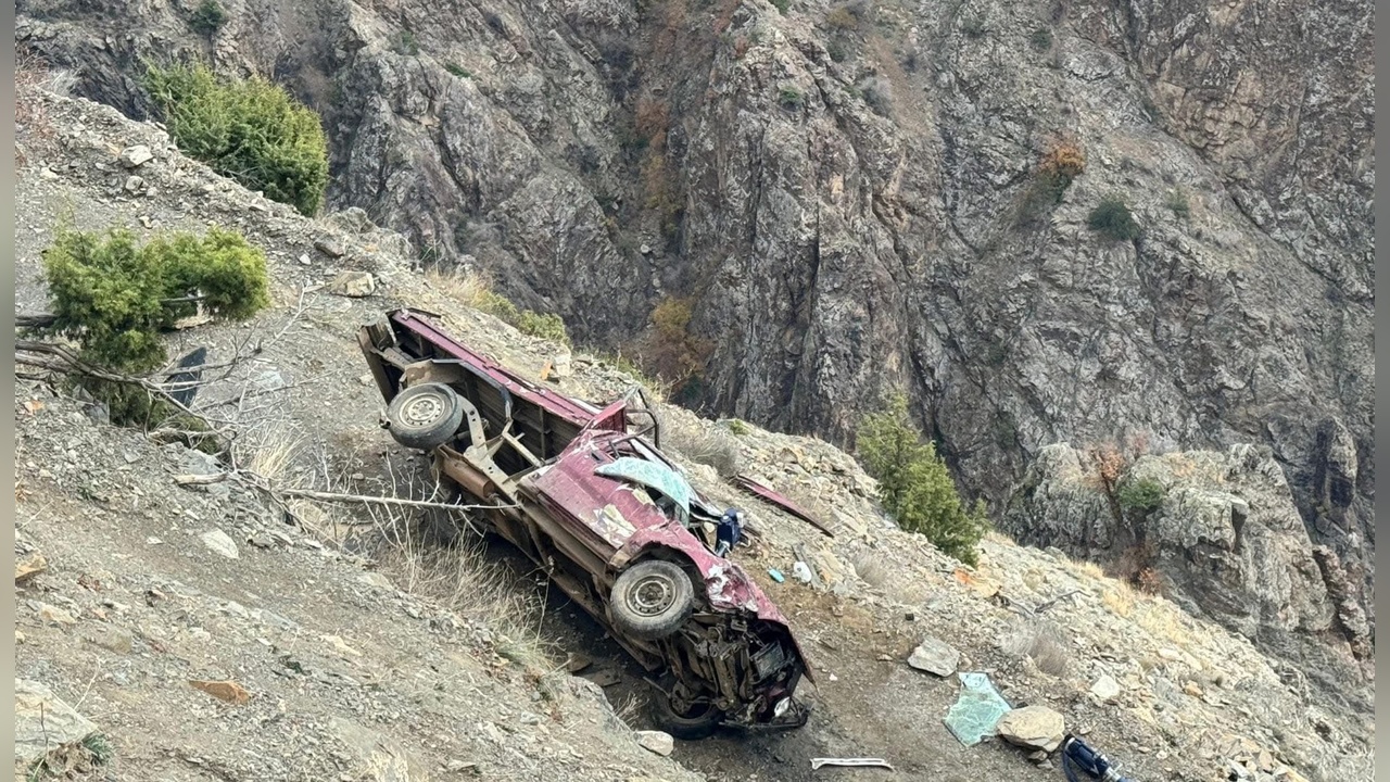 Kamyonet Şarampole Yuvarlandı, 3 Kişi Yaralandı