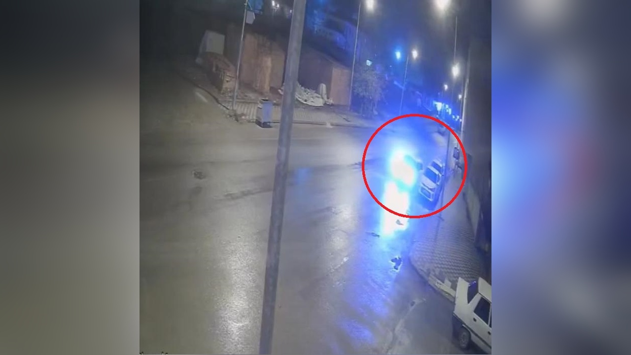 Park Halindeki Araca Çarpan Sürücü Kaçtı