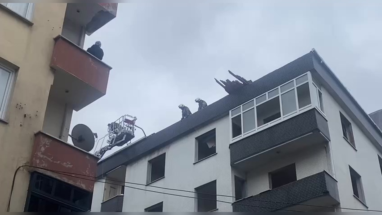 Gaziosmanpaşa'da Boşaltılan Binanın Çatısında Yangın Çıktı