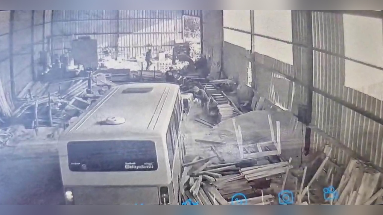 Minibüsle Atölyeye Daldı, 6 Kişi Kurtuldu