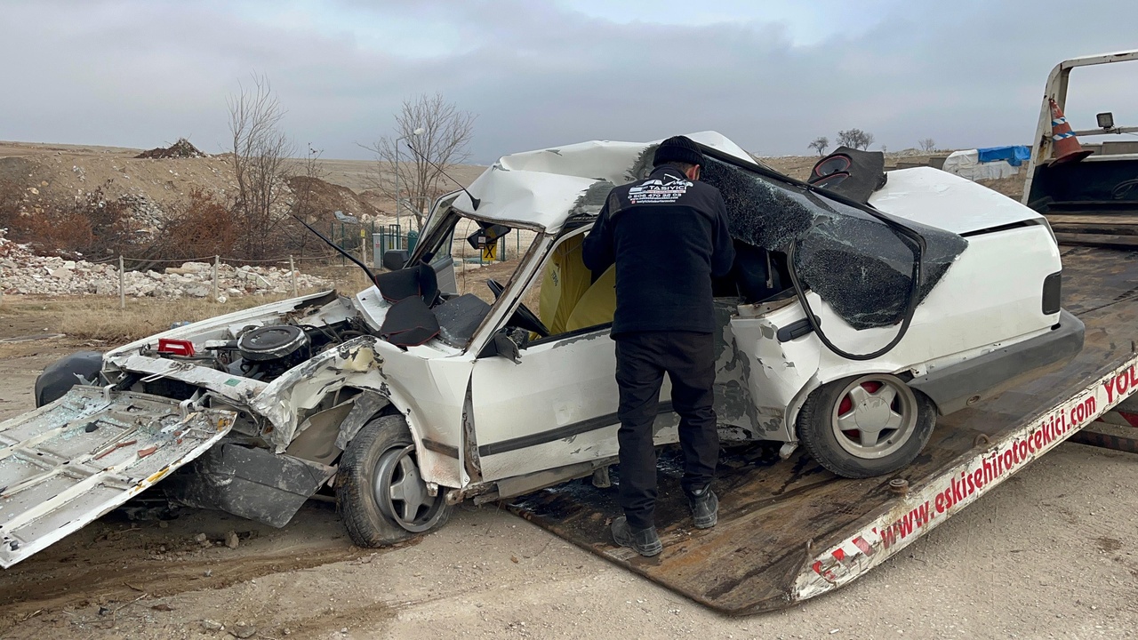 Eskişehir'de Kaza: Elektrik Direğine Çarpan Araçta Sürücü Hayatını Kaybetti