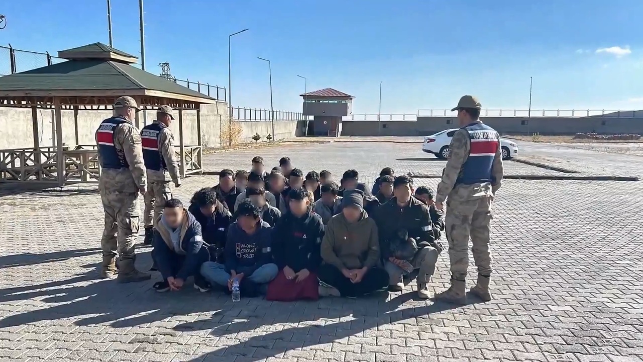 Türkiye'de 49 göçmen kaçakçısı tutuklandı