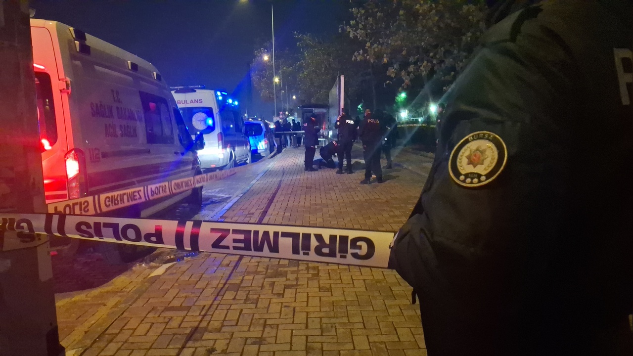 Bursa'da cinayet ve intihar: Kaldırımda bekleyen kadın vuruldu