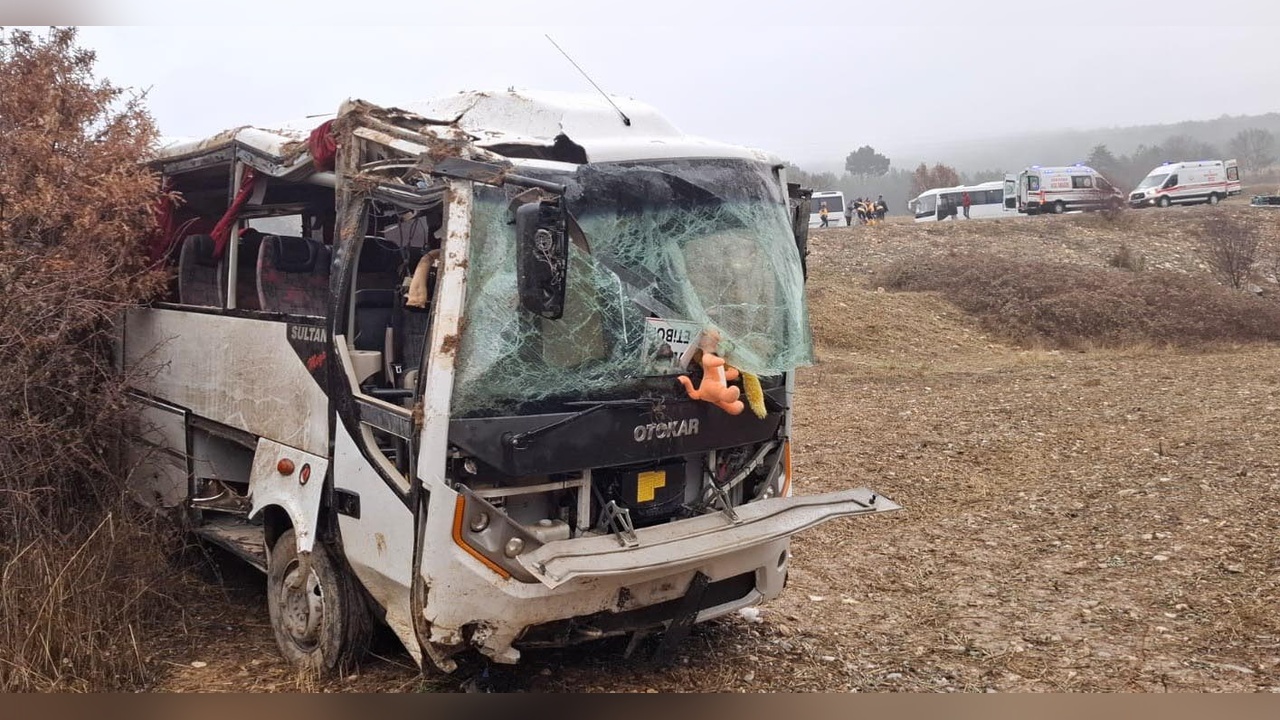 Kütahya’da işçi servisi kaza yaptı: 1 ölü, 9 yaralı