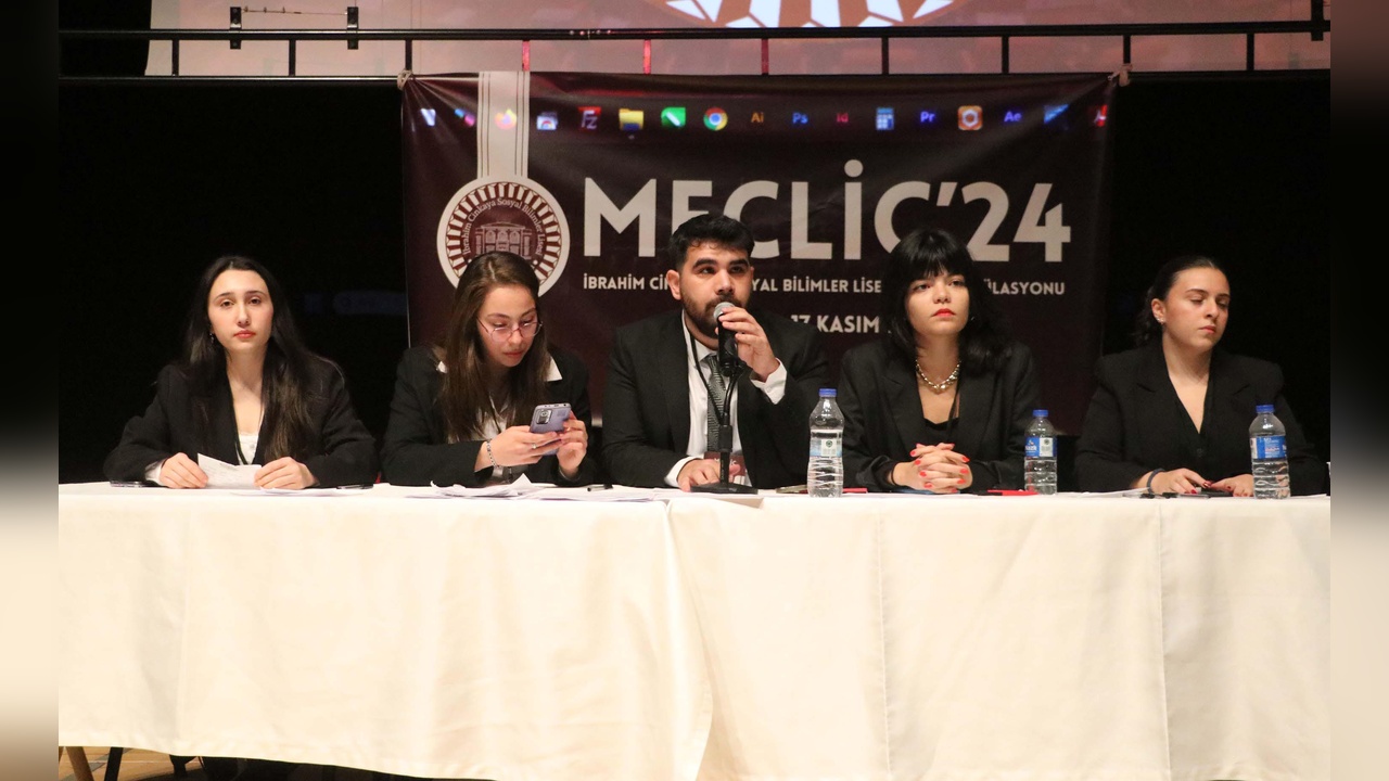 Lise öğrencileri TBMM simülasyonunda yasama deneyimi yaşadı