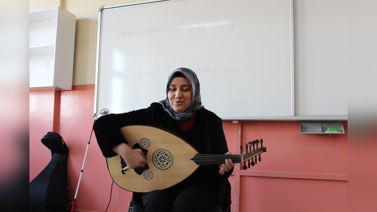 Müzik engeli aşan Adalet'in başarı hikayesi