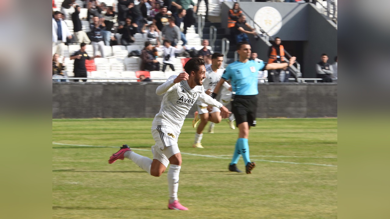 Altay'ın Galibiyetinde Onur Efe'nin İki Kafa Golü Şampiyonluk Getirdi