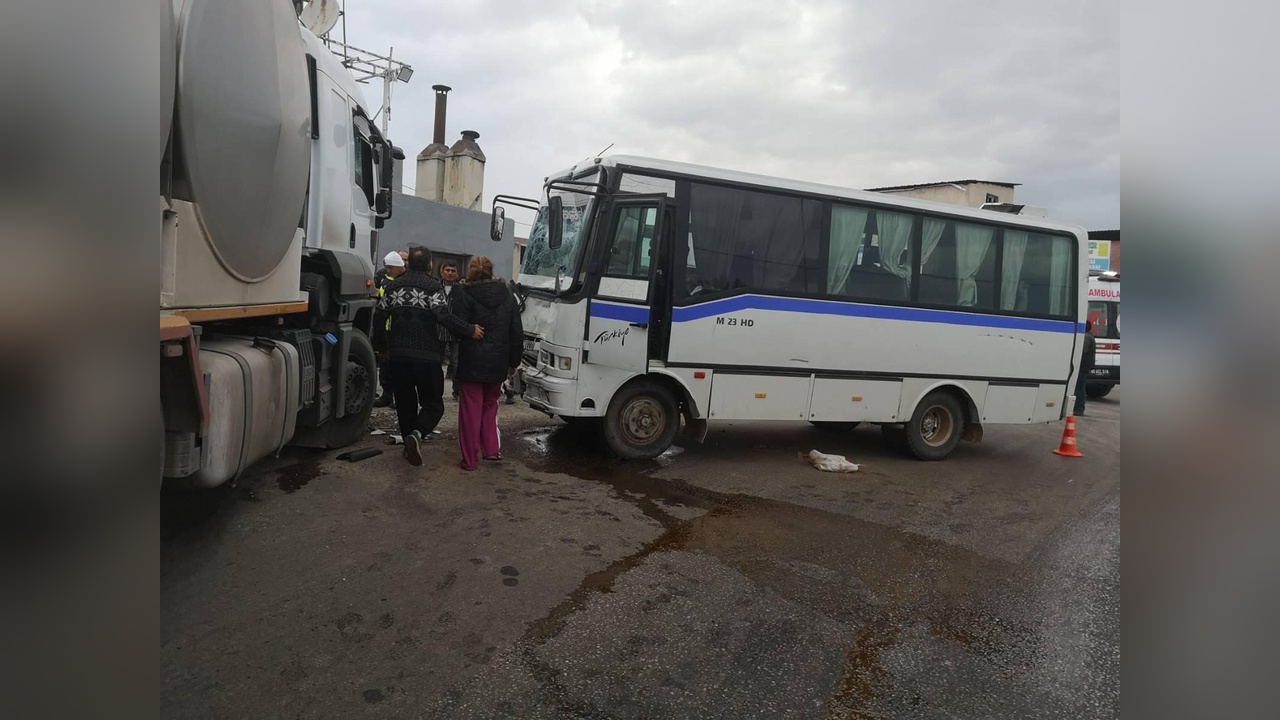 Salihli'de işçi servisi ve süt kamyonu çarpıştı: 9 yaralı