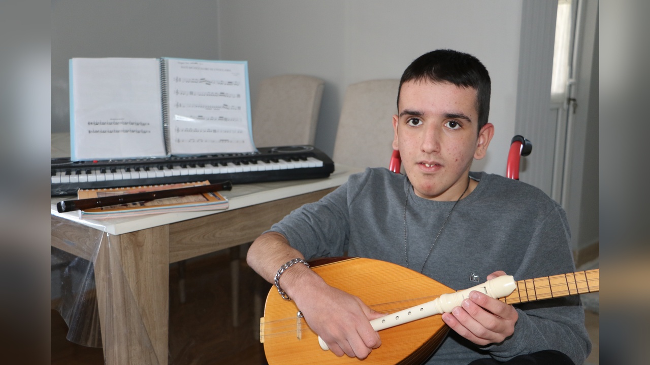 Müzik tutkusuyla engelleri aşan Tuna'nın hedefi: İstanbul Devlet Konservatuarı