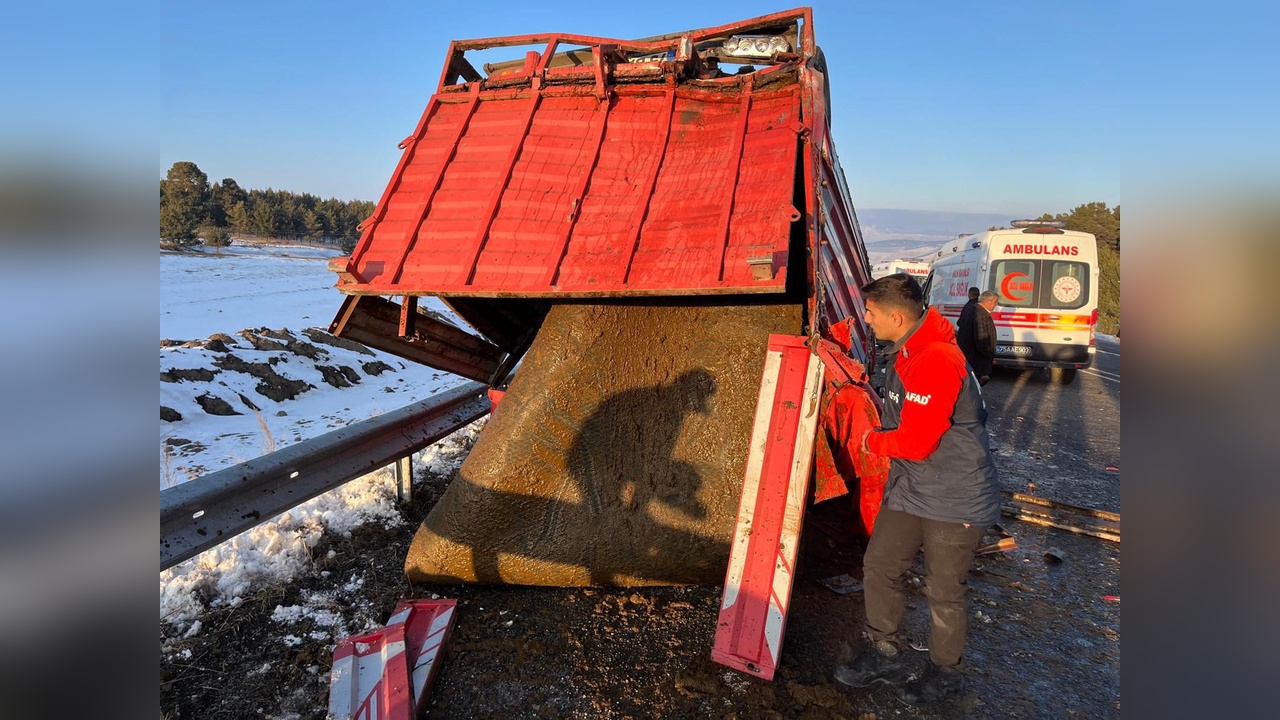 Ardahan'da kamyonet ile TIR çarpıştı: 3 yaralı