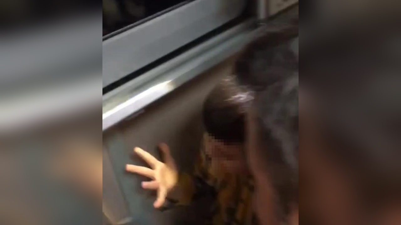 Akıllı tahtaya sıkışan öğrenci itfaiye tarafından kurtarıldı