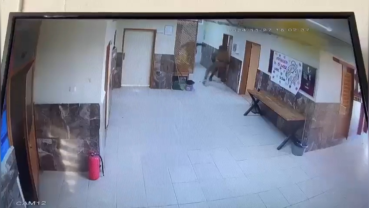 Okulda kavga: Öğretmen darbedildi, görüntüler ortaya çıktı
