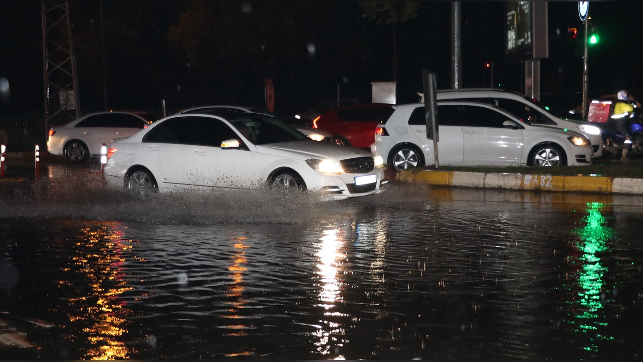 Antalya'da etkili sağanak yağış hayatı felç etti