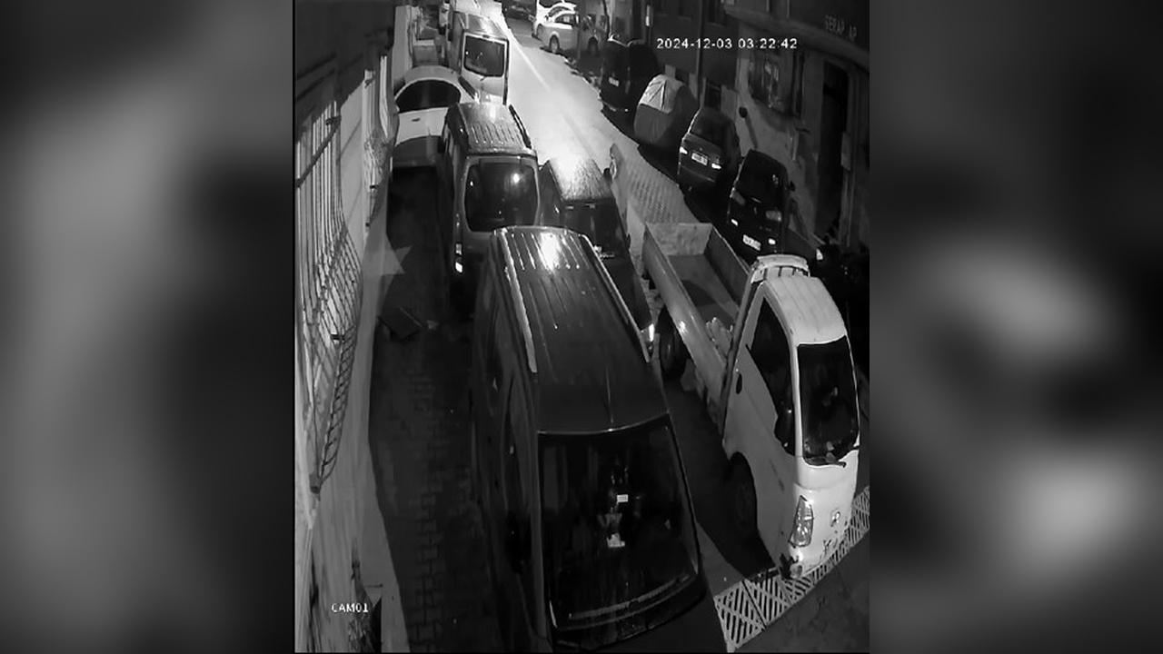 Esenyurt'ta otomobil hırsızlığı güvenlik kamerasında kaydedildi