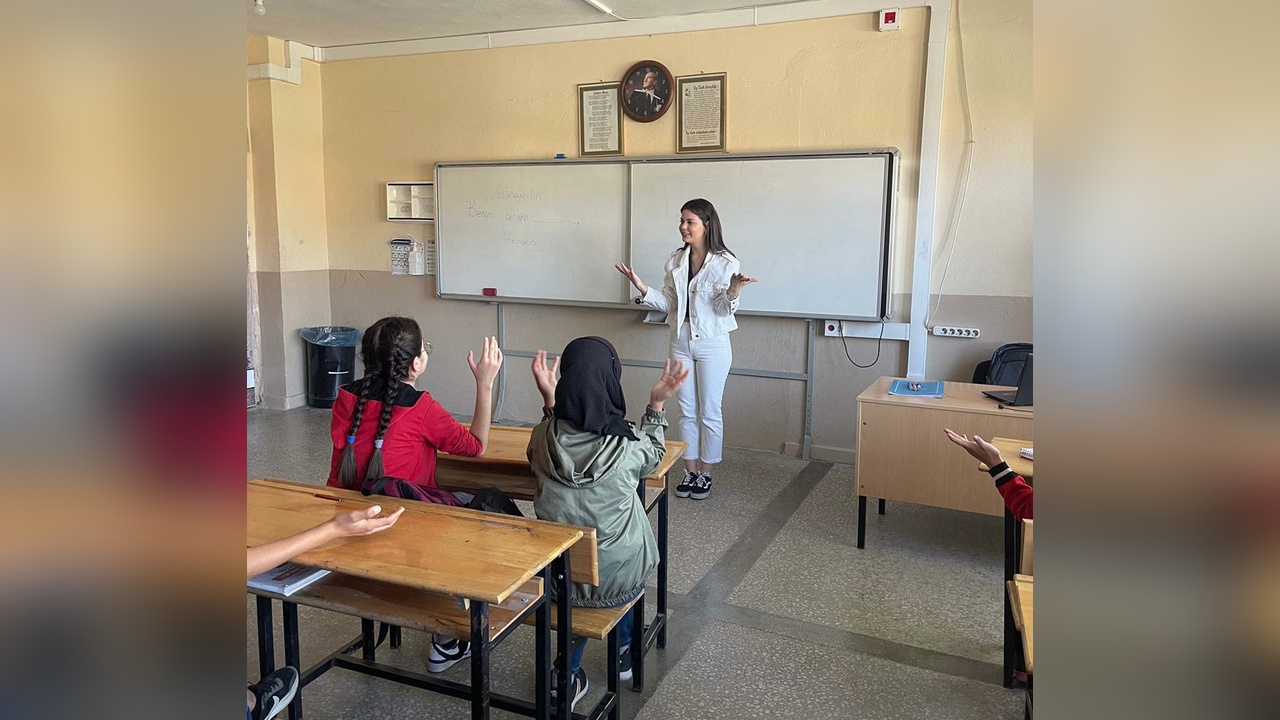 Deniz Serin, işaret diliyle çocuklara farkındalık kazandırıyor