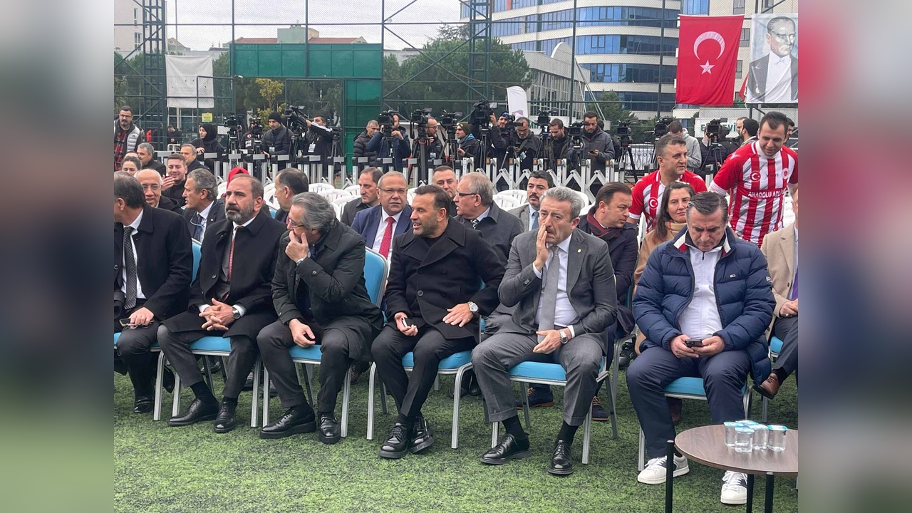 Futbolun yıldızları engelliler için sahada buluştu