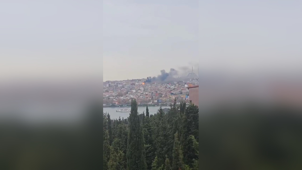 Fatih'te yangın paniği: 6 katlı binanın çatısı alev alev yandı