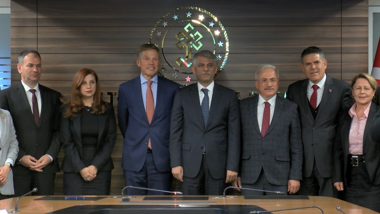 Restore edilen Hereke halısı, Barış Sarayı'na geri döndü