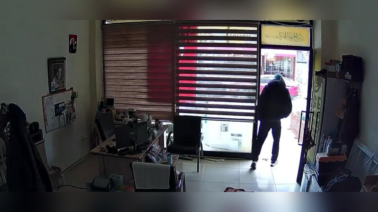 Sokak köpeği, besleyicisine tavuk budu getirdi