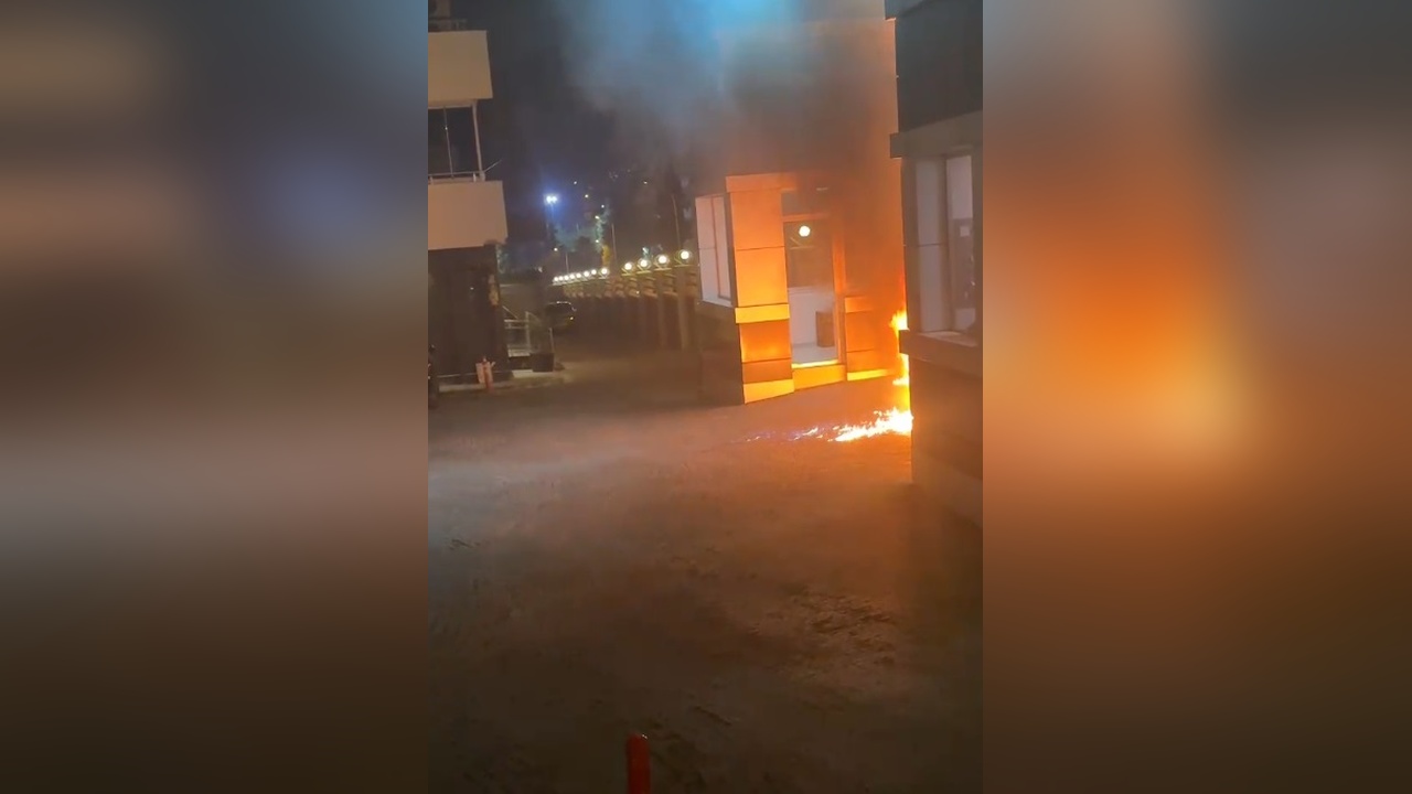 Maskeli saldırgan, site bahçesinde benzinle yangın çıkarıp güvenliği tehdit etti