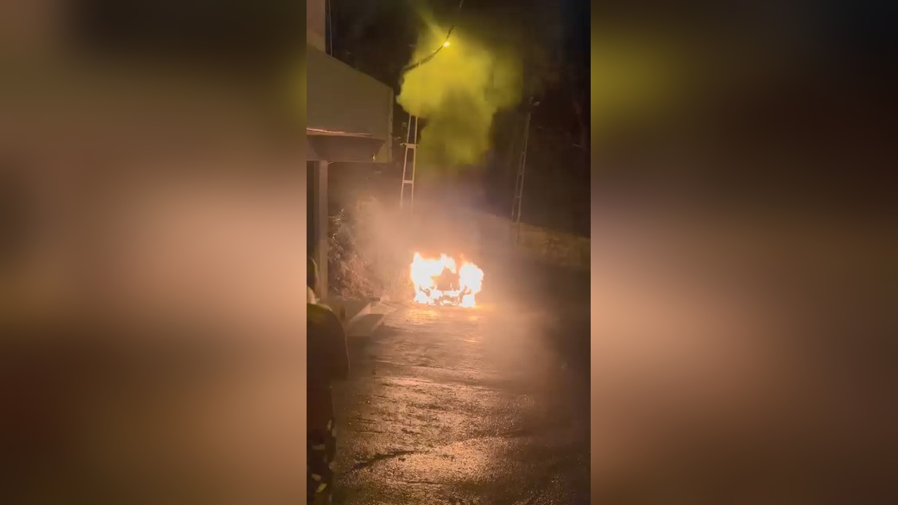 Sarıyer'de Park Halindeki Araç Alev Alev Yandı