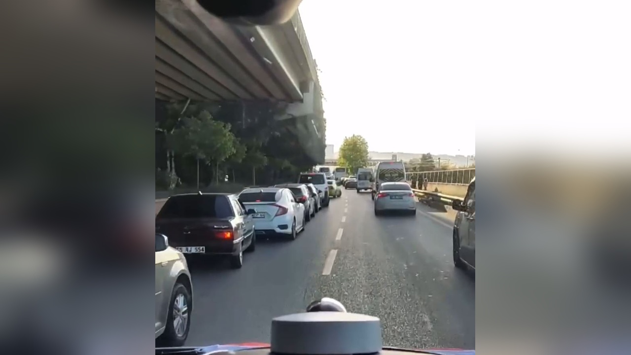 Ambulansa yol verme anı dikkat çekti