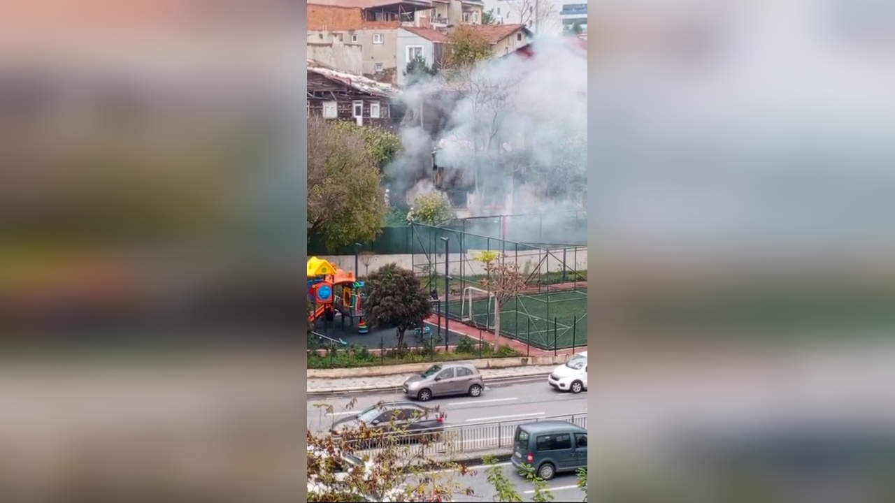 Beyoğlu'nda metruk bina yangını paniğe neden oldu
