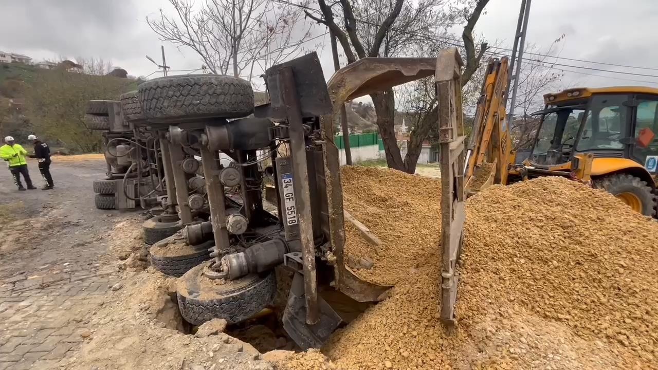 Beylikdüzü'nde yol çökmesi, hafriyat kamyonunu devirdi