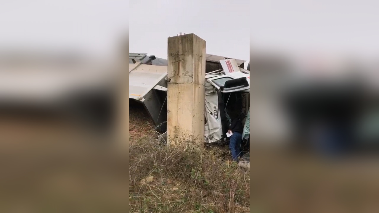 İnegöl'de talaş yüklü TIR devrildi, sürücü yaralı