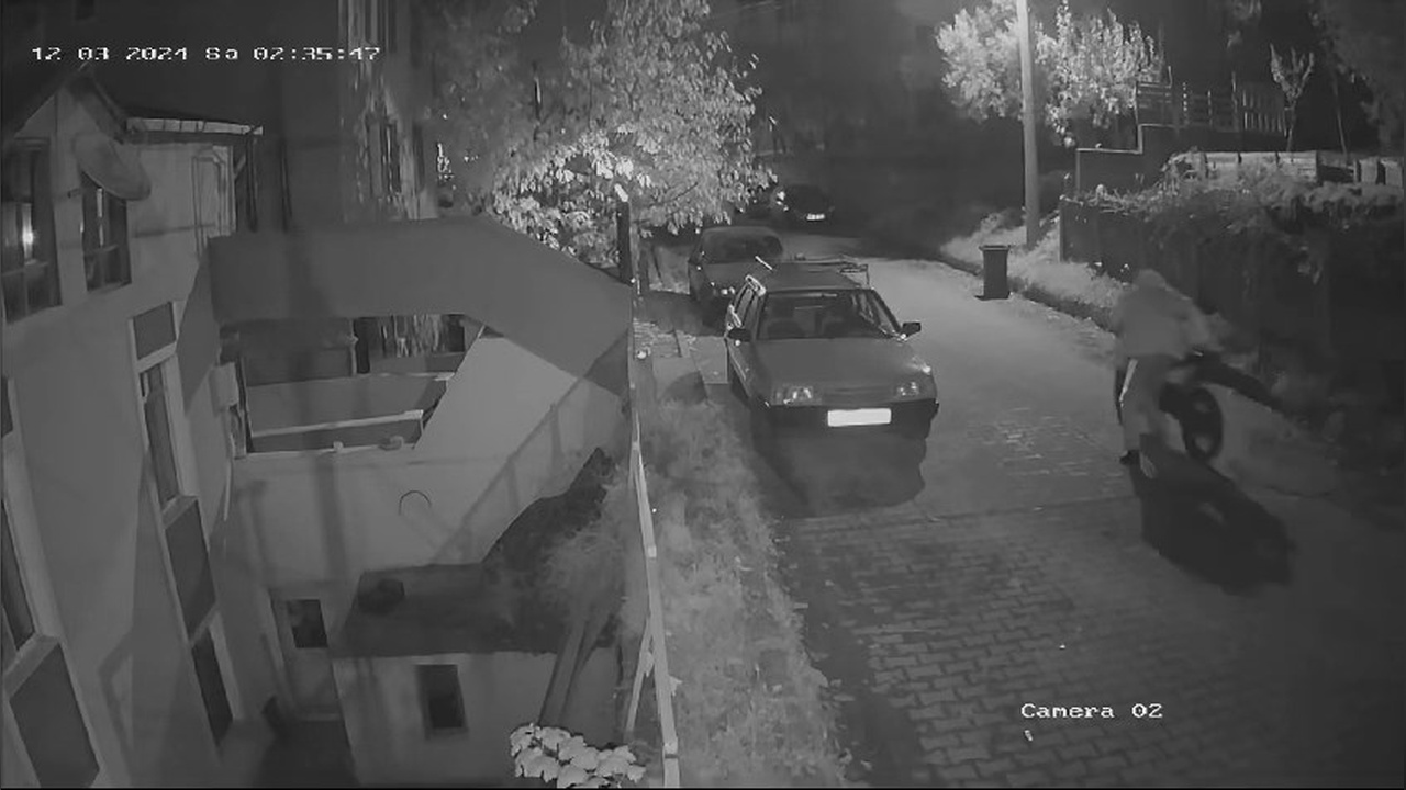 Gölcük'te motosiklet hırsızlığı güvenlik kamerasında