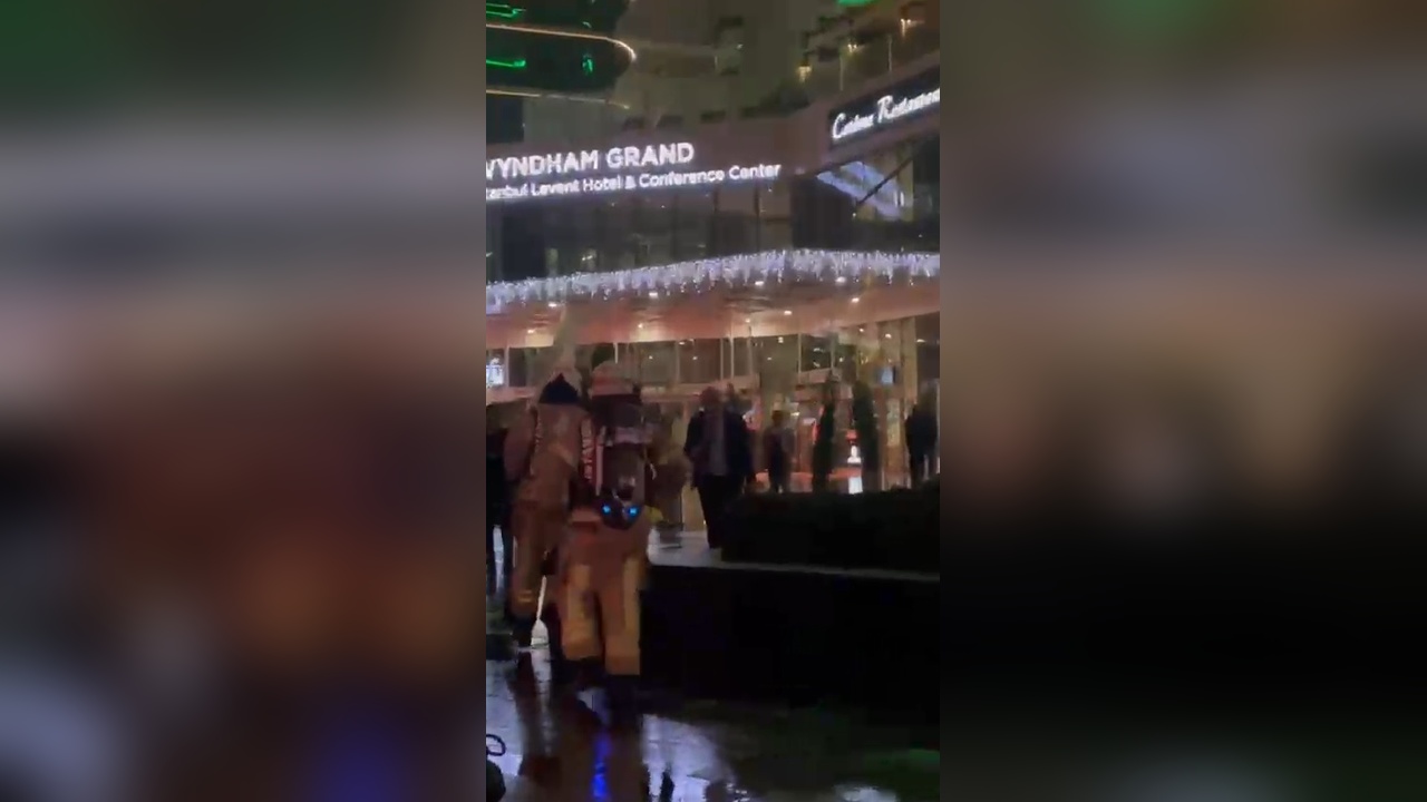 Şişli AVM'de elektrik panosundan yangın çıktı