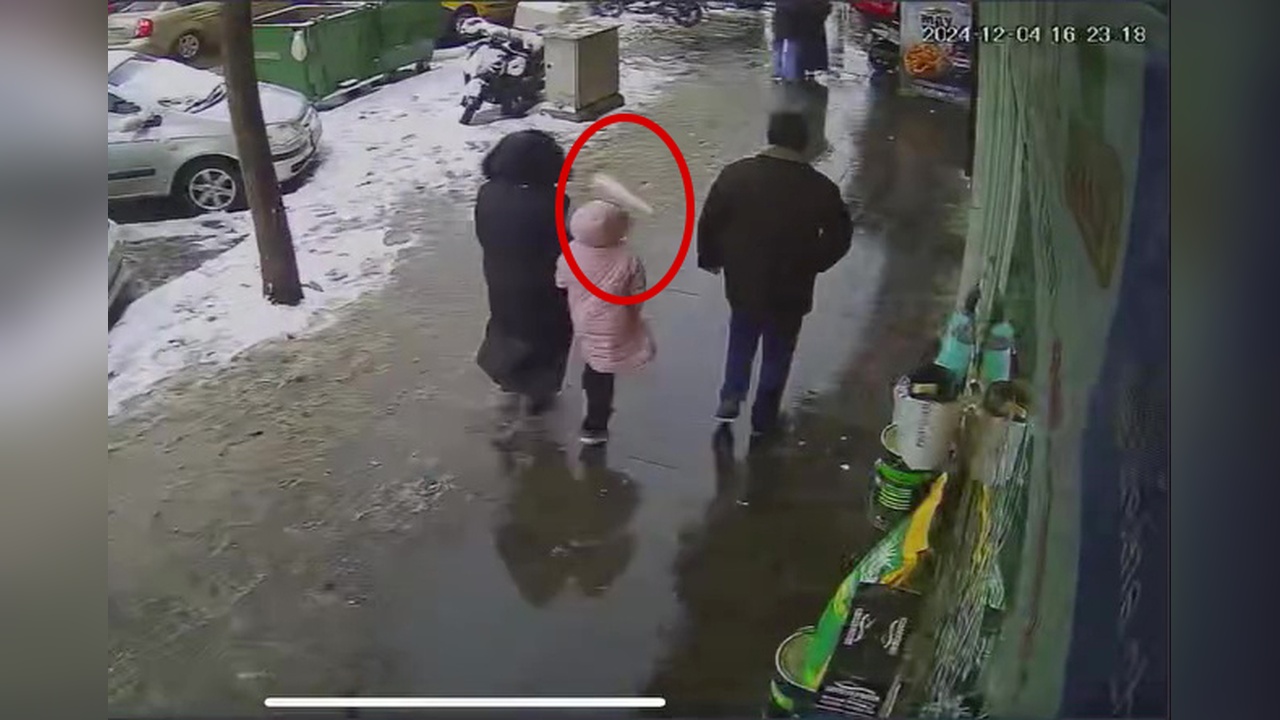 Buz sarkıtı kaldırımda yürüyenlerin üzerine düştü