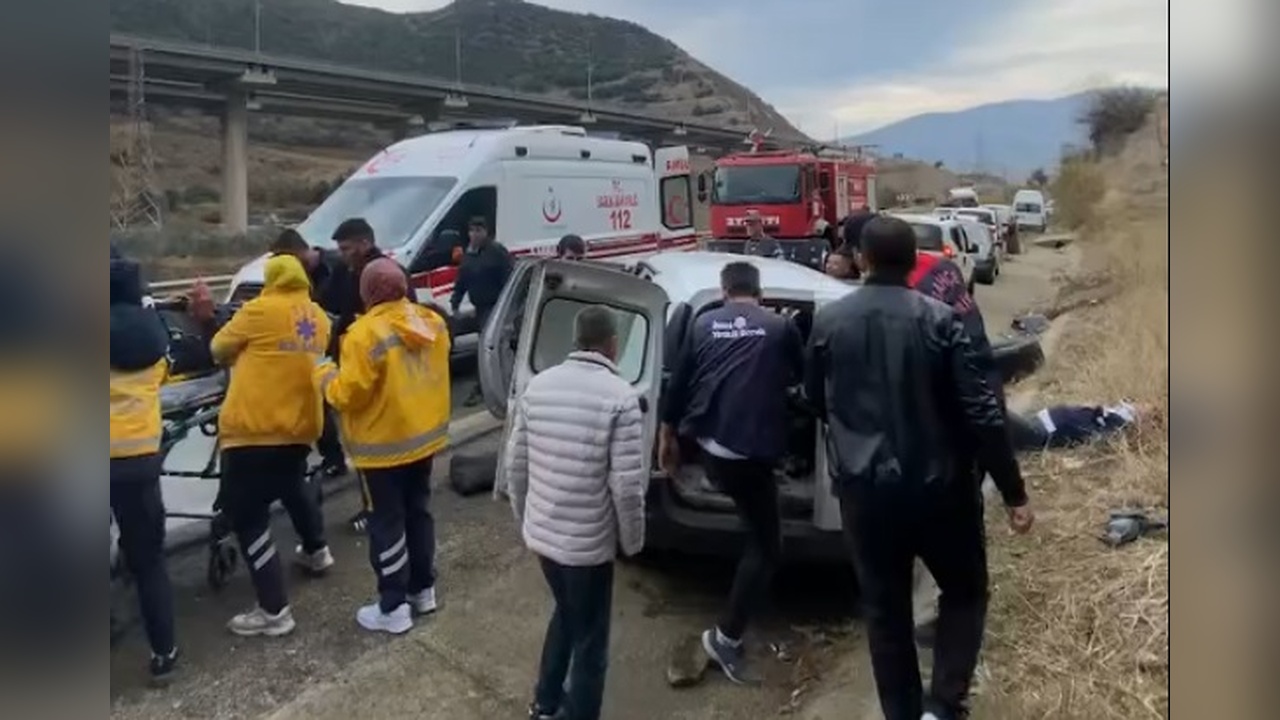 TIR ile hafif ticari araç çarpıştı: 1 can kaybı, 3 yaralı