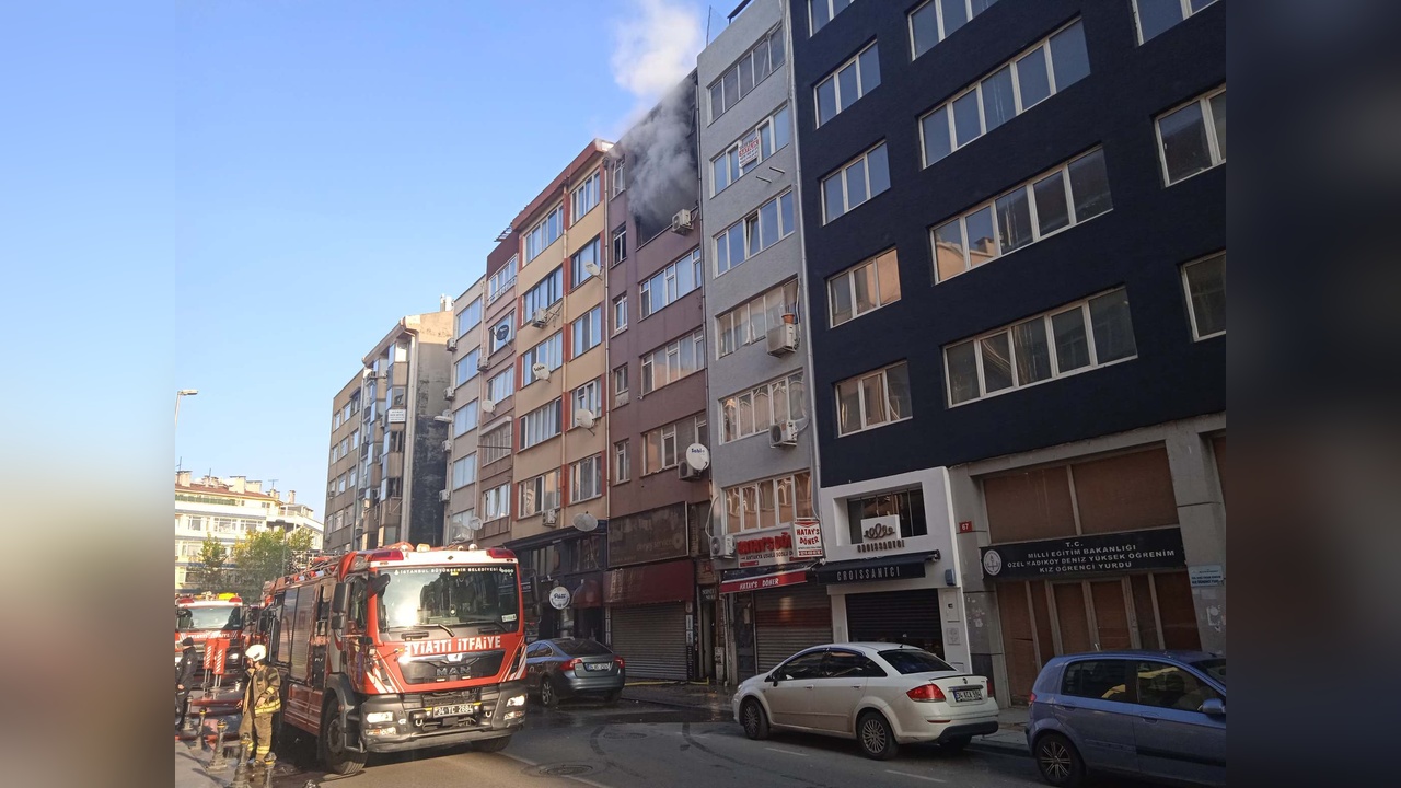 Kadıköy'de Yangın Paniği: 7 Katlı Bina Alev Alev Yandı