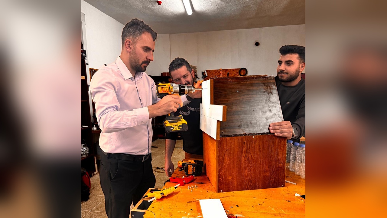 Gönüllü Öğrencilerle Atık Malzemelerden Kedi Evi Tasarlandı