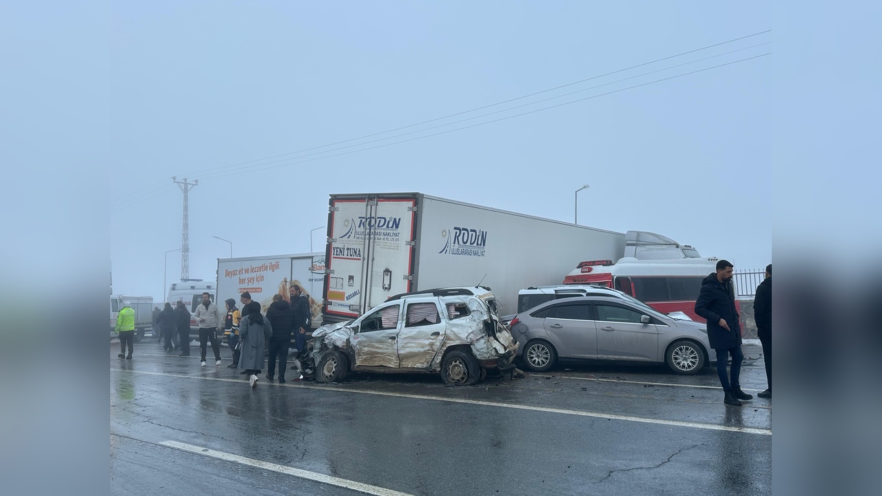 Bitlis'te Devasa Trafik Kazası: 31 Yaralı
