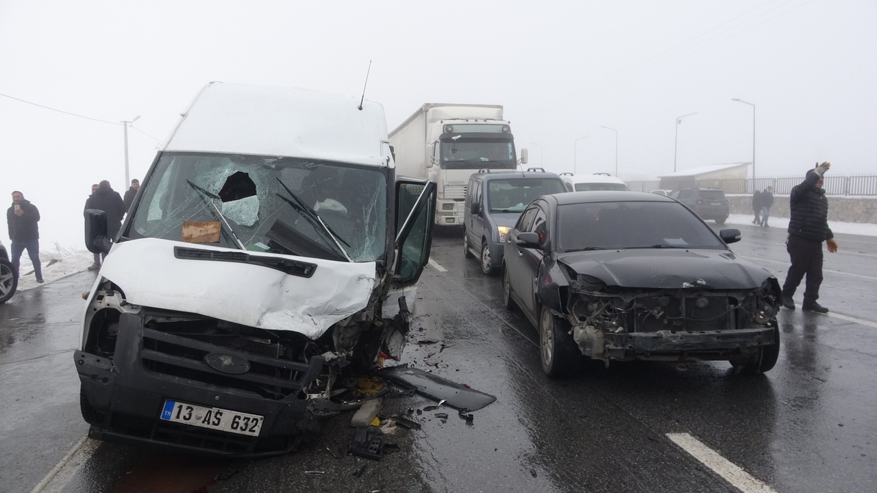 Bitlis'te Devasa Trafik Kazası: 31 Yaralı