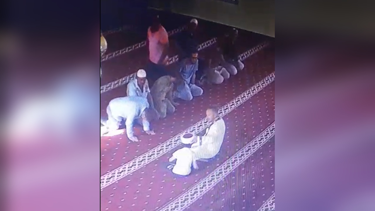 Emirhan'dan İmam'a Destek: Namazda Yanında Yer Aldı