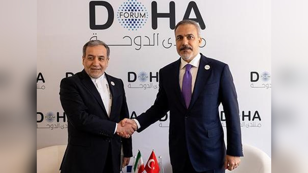 Hakan Fidan ve İranlı Mevkidaşı Erakçi Doha'da Bir Araya Geldi
