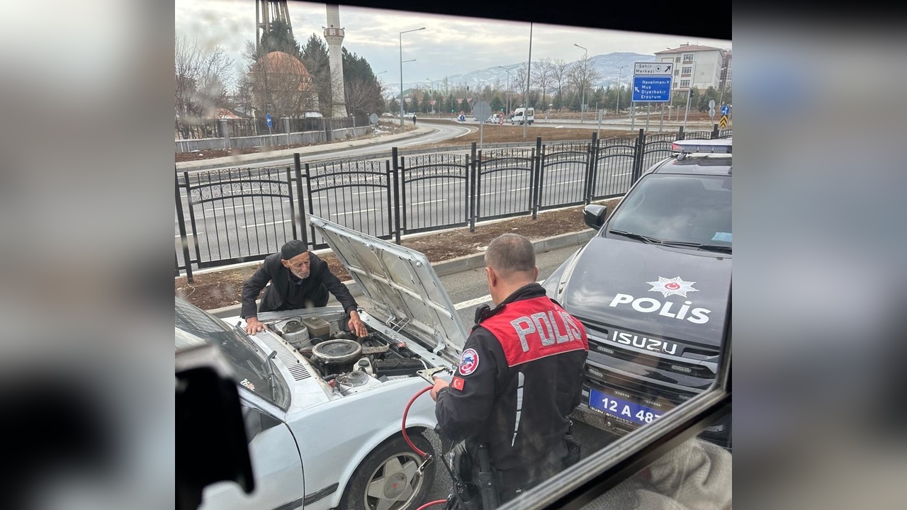 Polis, Aküsü Bitmiş Araç Sürücüsüne Yardım Eli Uzattı