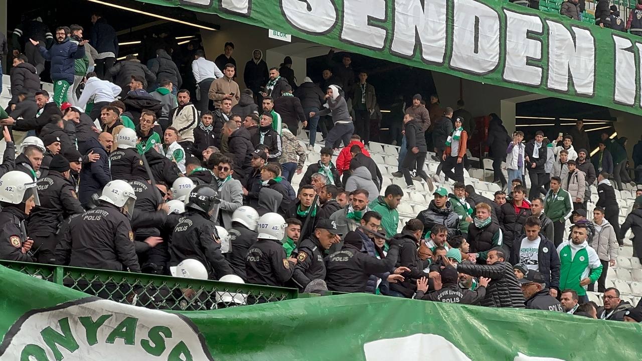 Konyaspor Taraftarının Sahaya Giriş Denemesi Polisle Sonuçlandı