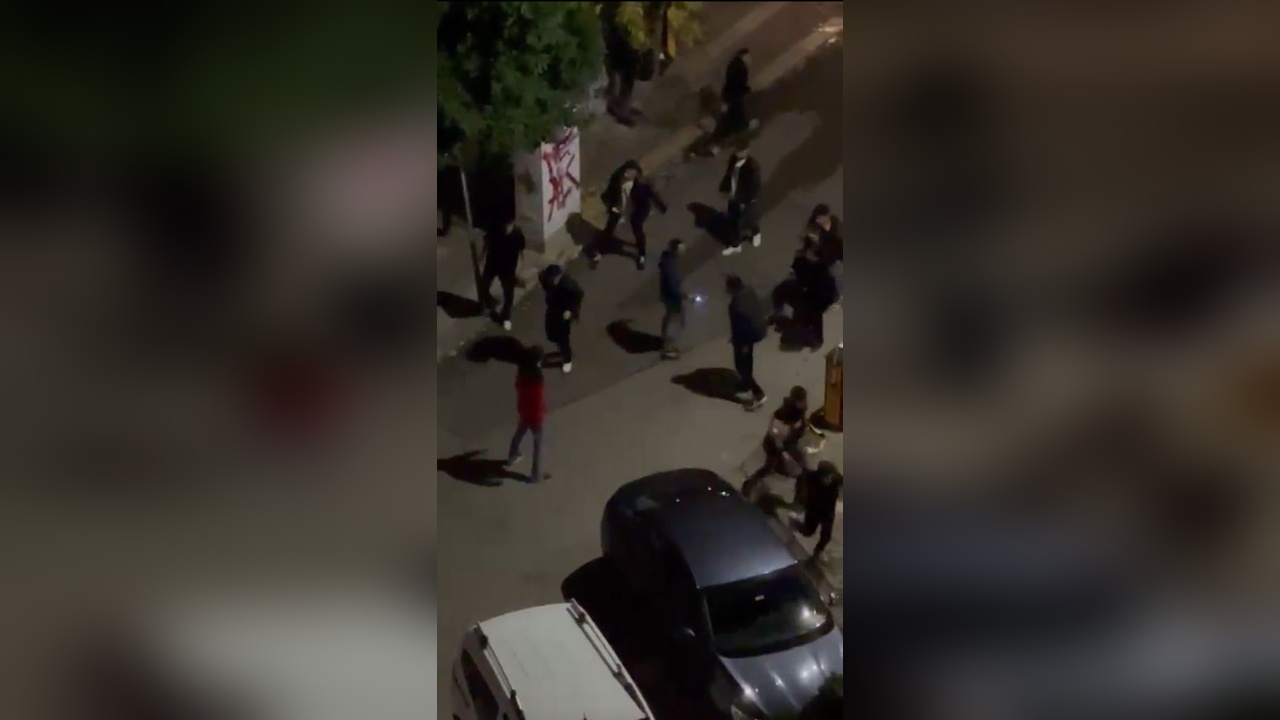 Adana'da Kemerli Kavga ve Elektroşok Cihazı Kullanımı Kameralara Yansıdı