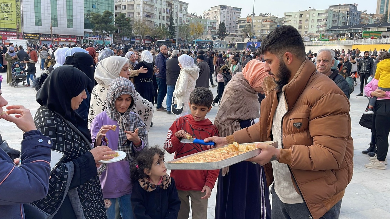 Şanlıurfa'da Suriyeliler, Esad Rejiminin Kontrolü Kaybetmesini Kutladı
