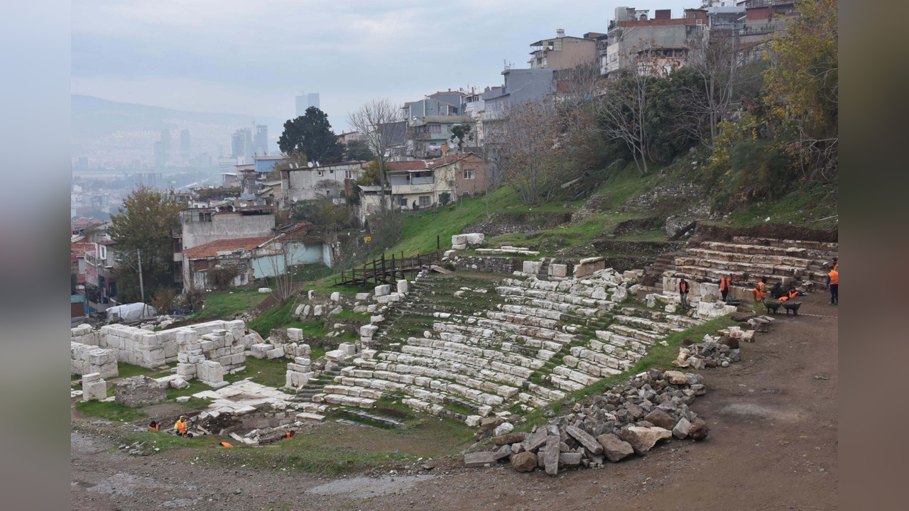 Smyrna Antik Tiyatrosu'nda Tarihi Kalıntılar Gün Yüzüne Çıkıyor