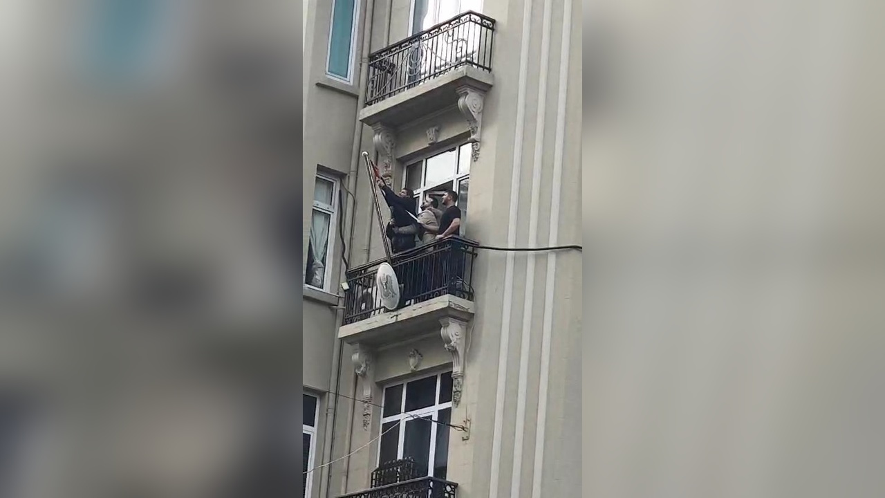 Şişli'de Konsolosluk Önünde 'Özgür Suriye' Bayrağı Dalgalandı