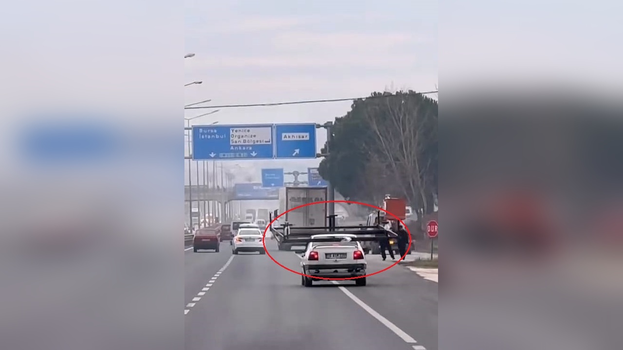 Otomobilin Tavanında Demir Karyola Taşıyan Şahıs Dikkat Çekti