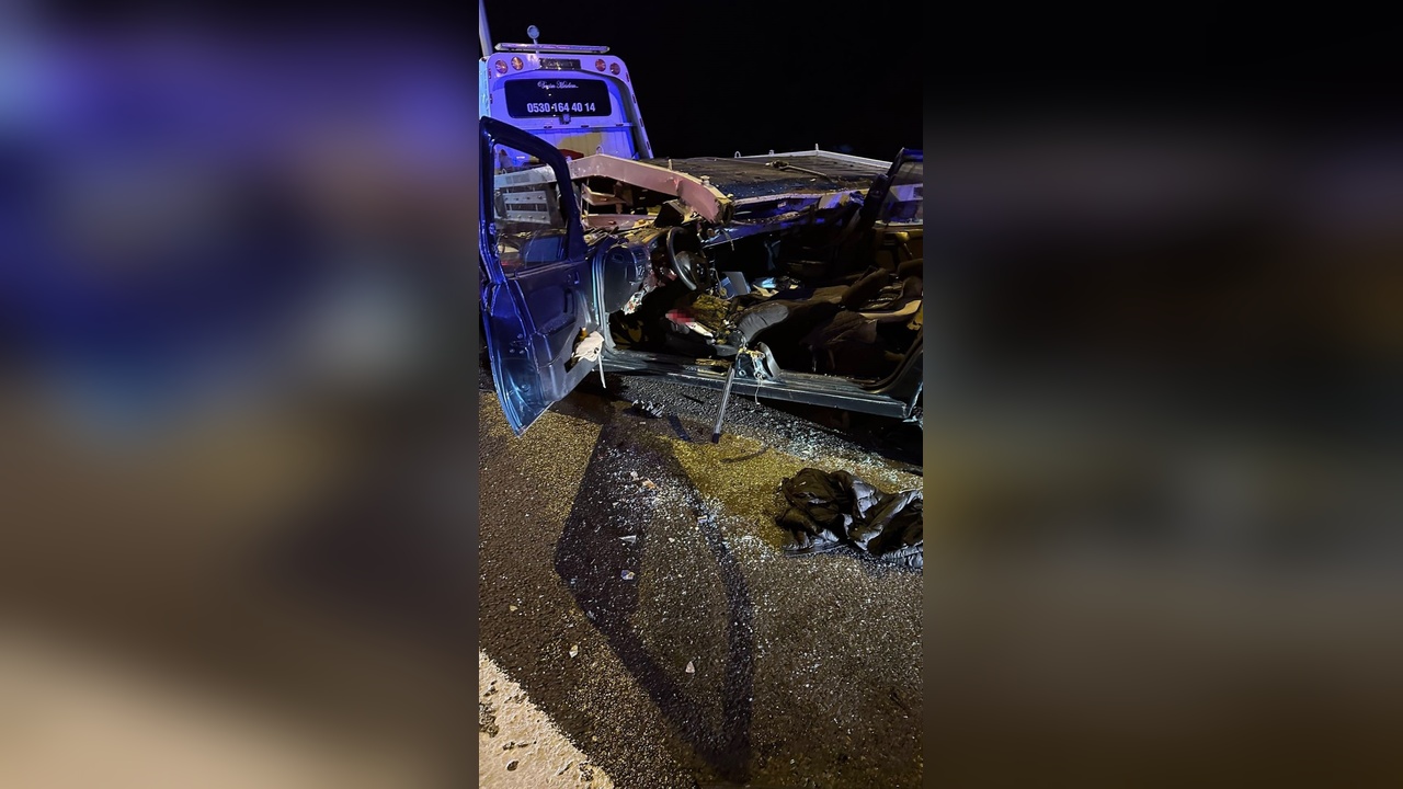 Otomobilin çekiciye çarpması sonucu iki kişi hayatını kaybetti