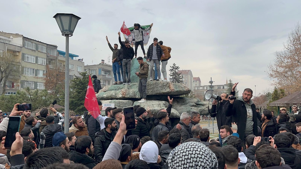 Kayseri'deki Suriyeliler, Esad Rejiminin Kontrolü Kaybetmesini Kutladı