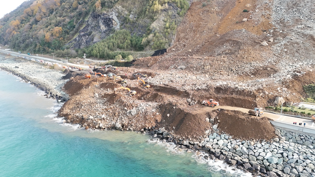 Artvin'de Heyelan Nedeniyle Karadeniz Sahil Yolu Kapatıldı
