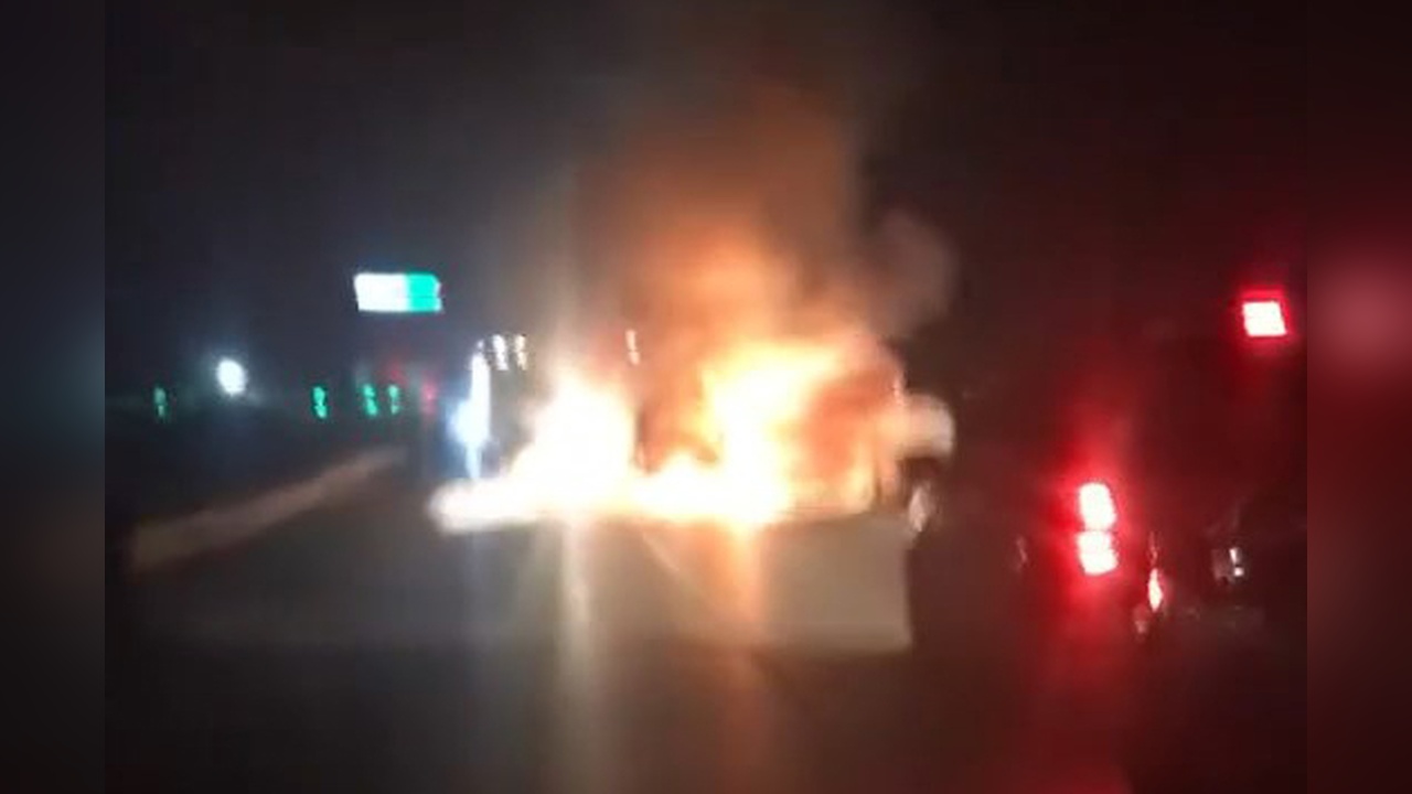 Avcılar'da Hafif Ticari Araç Alev Alev Yandı